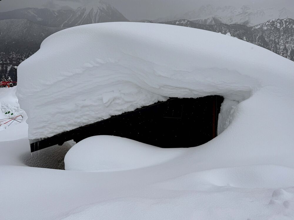 Im Zeitraum vom 10. bis 13. Februar fielen sehr grosse Neuschneemengen. In La Creusaz VS (1720 m) fielen in diesen drei Tagen 115 cm Neuschnee. So sah es in La Creusaz am 21. Februar aus. (Foto: Andreas Walker)